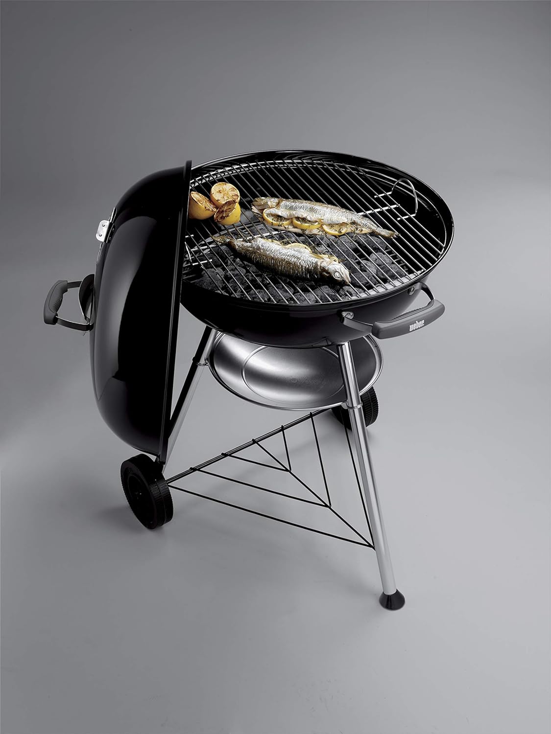 Barbecue con griglia e coperchio nero