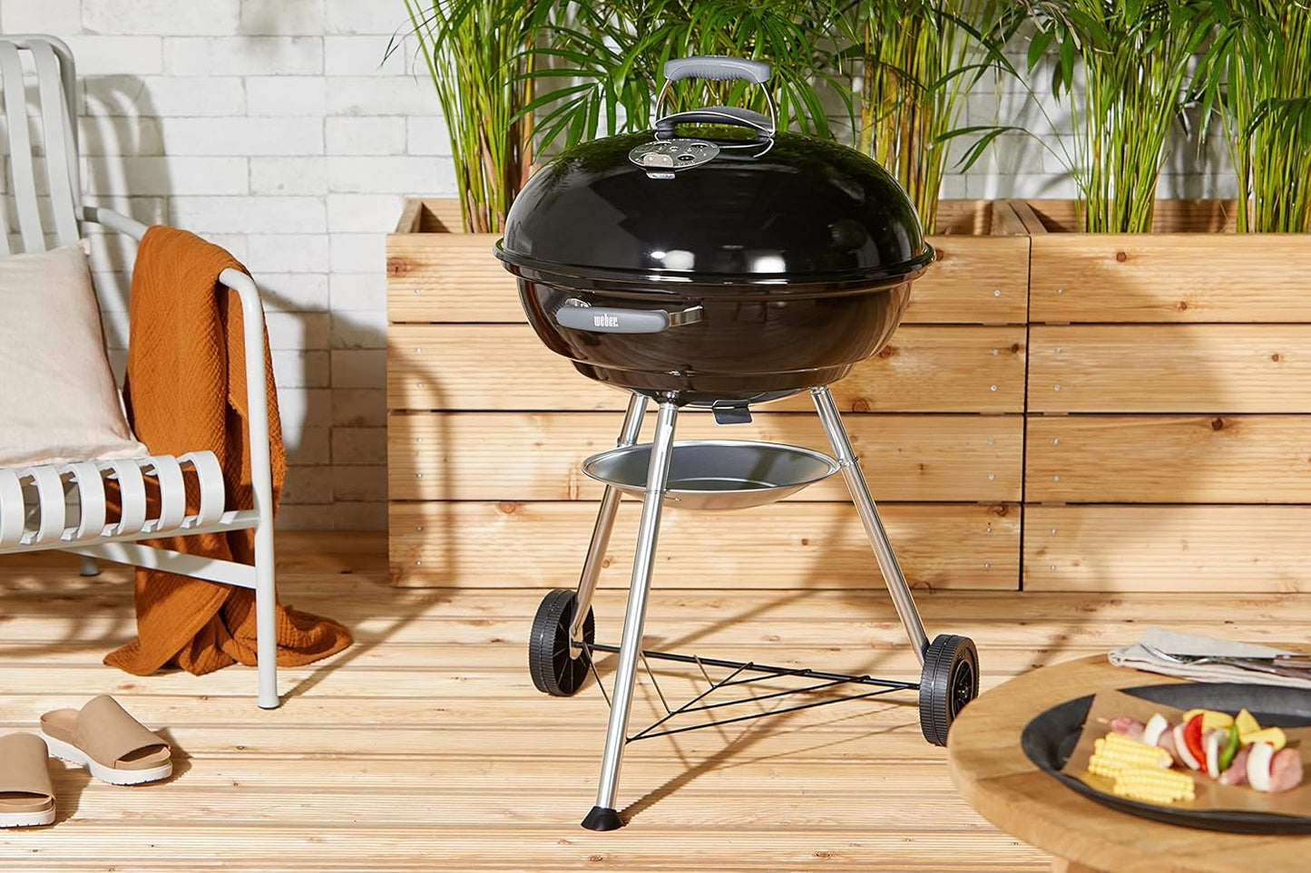 Barbecue con griglia e coperchio nero