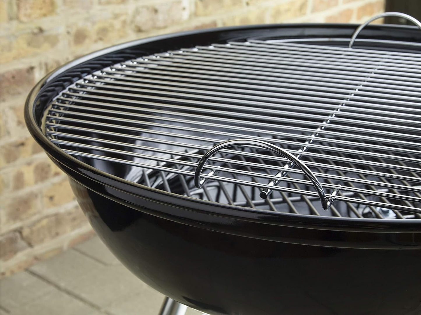 Barbecue con griglia e coperchio nero