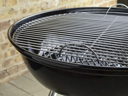 Barbecue con griglia e coperchio nero