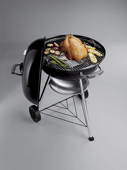 Barbecue con griglia e coperchio nero