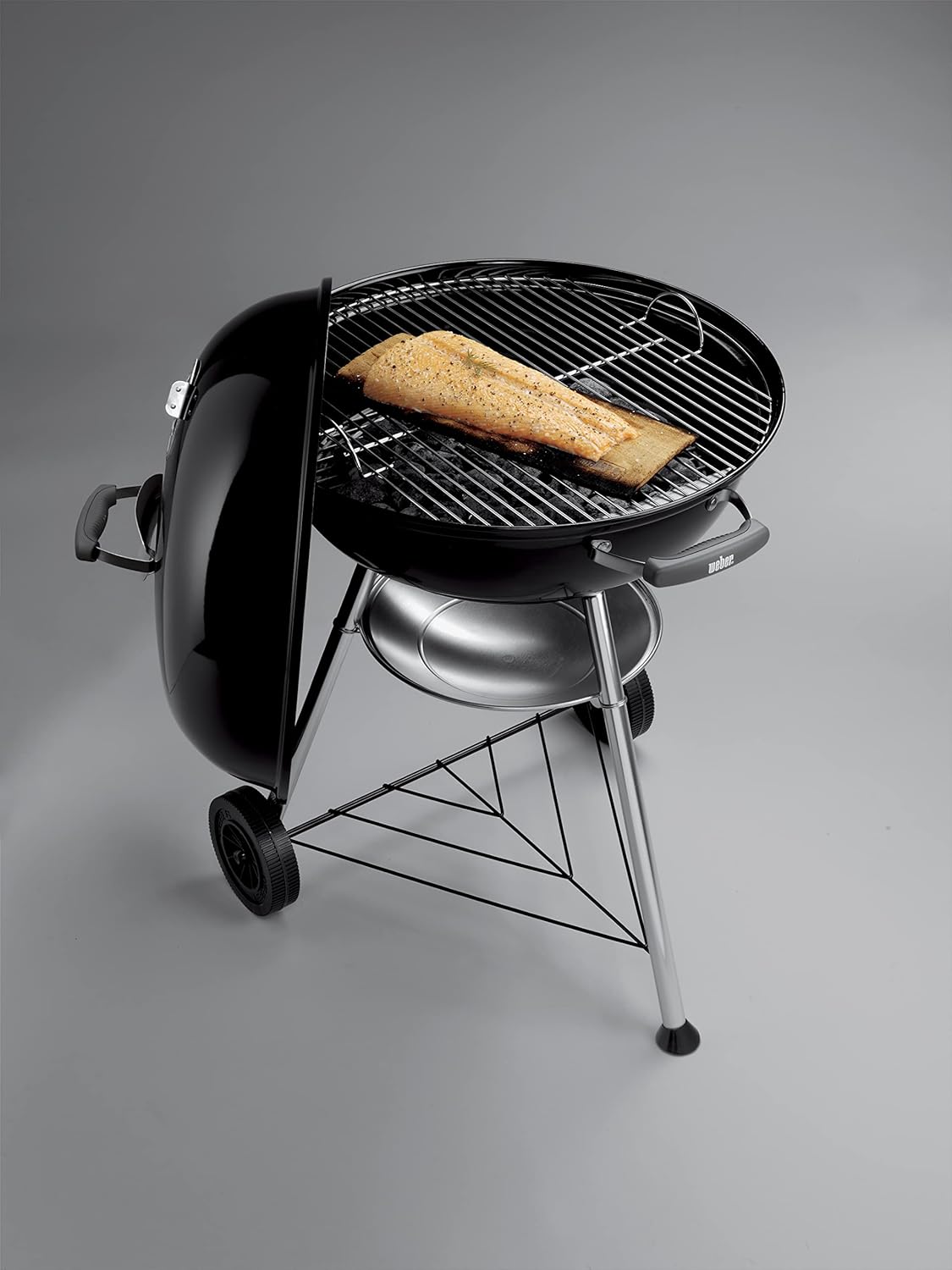 Barbecue con griglia e coperchio nero
